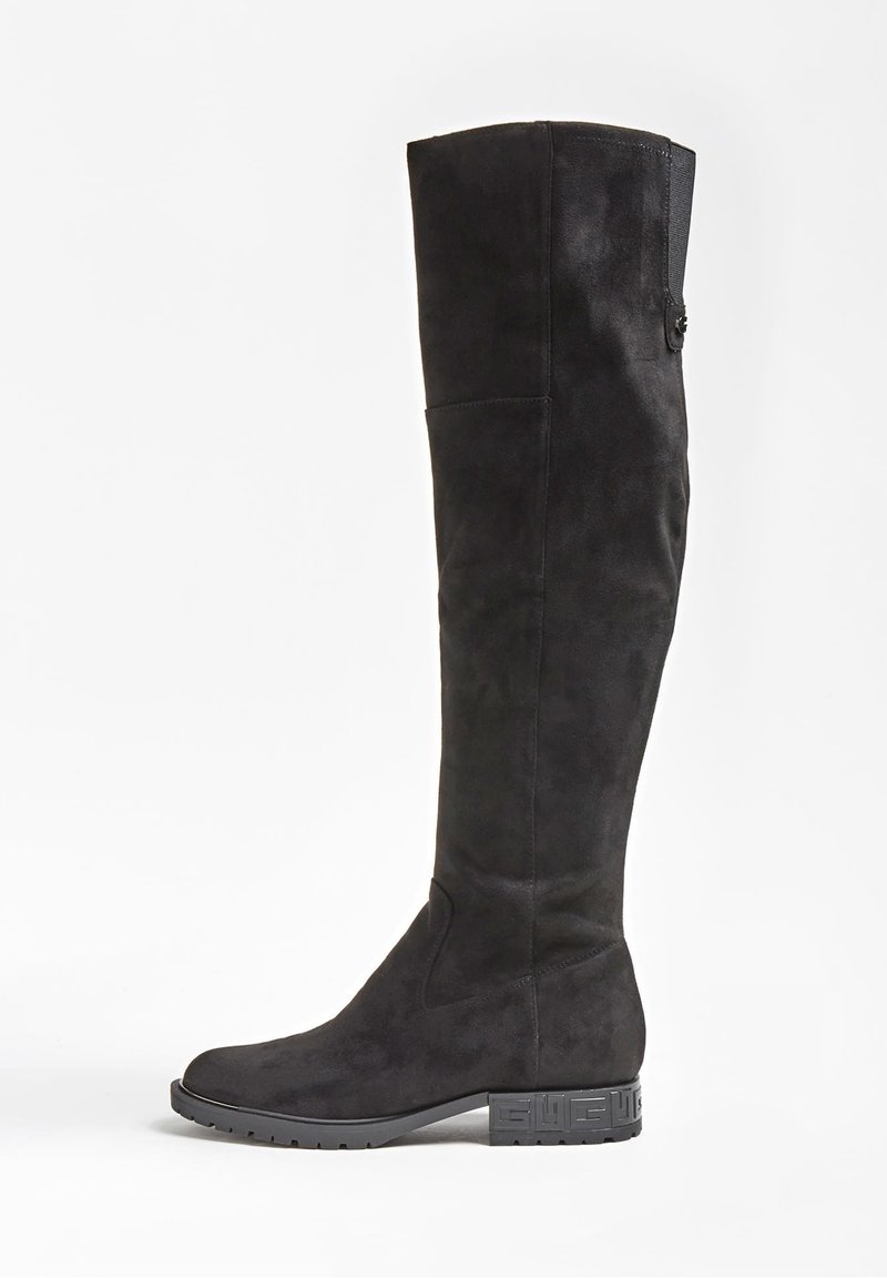 Stivale nero in suede fino al ginocchio con punta rotonda, suola piatta, finitura testurizzata, tacco leggero e accento in gomma nera con il marchio sul tacco.