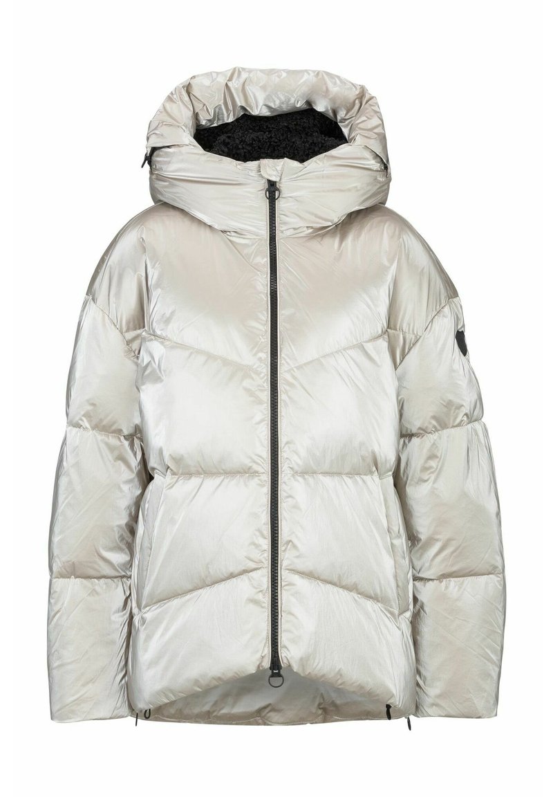 Zilveren geïsoleerde pufferjack met hoge kraag, getextureerde binnenvoering, ritsluiting en groot gewatteerd design. Voorzien van zijvakken.