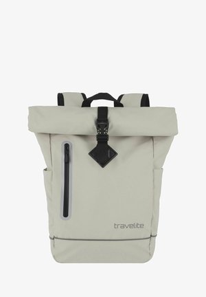 Hellgrauer Rolltop-Rucksack aus strapazierfähigem Stoff, mit verstellbaren Trägern, einer vorderen Reißverschlusstasche und schwarzen Hardware-Akzenten.