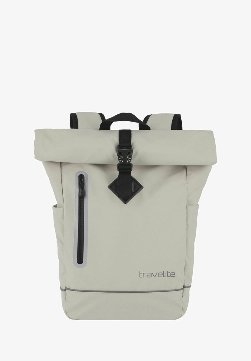 Zaino roll-top grigio chiaro realizzato in tessuto resistente, dotato di spallacci regolabili, una tasca anteriore con zip e accessori neri.