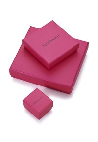 Tri zaprti roza darilni škatli različnih velikosti, vsaka z napisom "YOKOAMii" natisnjenim na pokrovu, zloženih na belem ozadju.