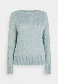 Ljusblå stickad tröja med ett texturerat kabelmönster, ribbade muddar och en bred rundhalsning. Mjuk, medelviktig material.