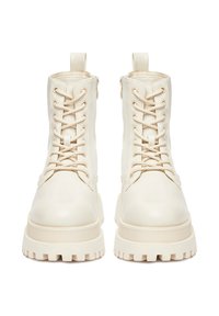 Para off-white sznurowanych butów wojskowych z grubą, żebrowaną podeszwą i pętlami z tyłu, pokazane z przodu na białym tle.