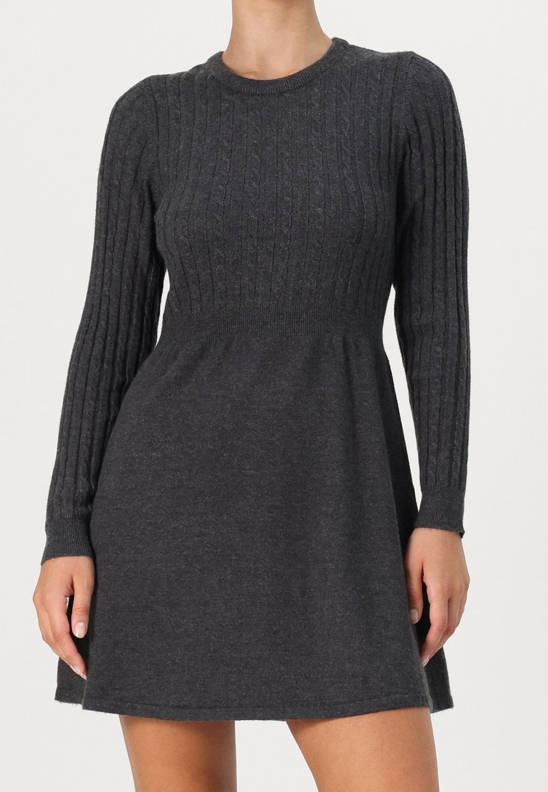 Robe en maille gris charbon avec des manches longues côtelées et un corsage en maille torsadée ajusté s'évasant en une jupe lisse en ligne A.