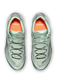Ljusgröna träningsskor med en texturerad mesh-överdel, reflekterande detaljer och en vadderad orange innersula. Platta skosnören och en svart gummisula.
