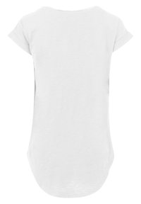 Balta trumpa rankovė t-shirt, pasižyminti apvaliu kaklu, gaubtu iškirpimu ir minkšta, lengva medžiagos tekstūra. Nematomi raštai ar akcentai.