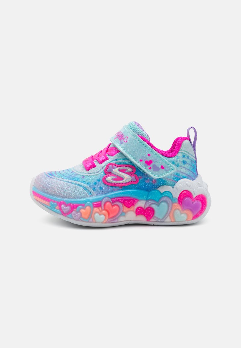 Blaue und rosa Kindersneaker mit glitzerndem Obermaterial, herzförmigen Akzenten an der Sohle und verstellbarem Riemen für sicheren Halt.