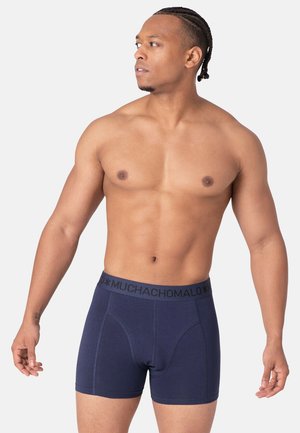 Námořnické modré boxerky vyrobené z jemného materiálu, s černým logem na pásku a přiléhavým střihem se strukturovaným předním panelem.