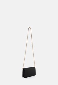 Schwarze Leder-Crossbody-Tasche mit einer eleganten rechteckigen Form, goldener Kettenriemen und dezentem Logoprint auf der Vorderseite.