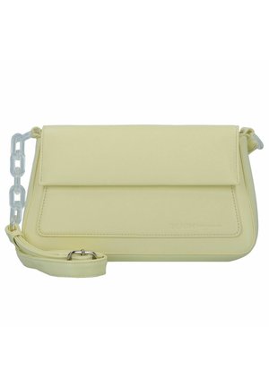 Geel faux leren crossbody tas met een klepclosure, transparante kettingaccent en verstelbare schouderband. Heeft een gladde textuur.