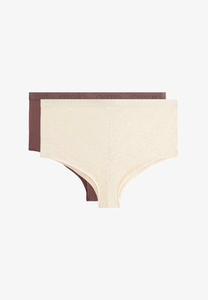 Kaksi paria naisten hipsterialusvaatteita: yksi vaalean kermainen ja yksi tumman viininpunainen. Molemmissa on pehmeä kangas ja joustavat vyötärönauhat, joissa on logot.