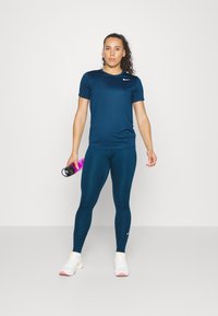 Nike Performance TEE - T-shirt desportiva - valerian blue/white