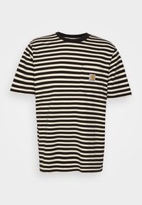 T-shirt rayé noir et crème, manches courtes, col rond, avec une poche poitrine gauche comportant une étiquette de logo sur un tissu texturé.