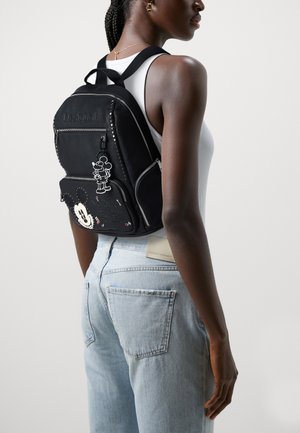 Schwarzer Rucksack mit strukturiertem Finish, Doppelreißverschlüssen und einem Mickey Mouse Design auf der vorderen Tasche, mit verstellbaren Riemen.