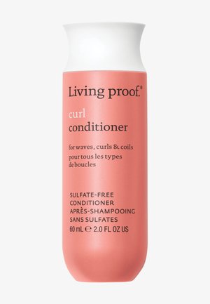 Living Proof krulconditioner voor golven, krullen en spiralen, sulfaatvrij, 60 ml reisformaat met roze flesje en witte dop.