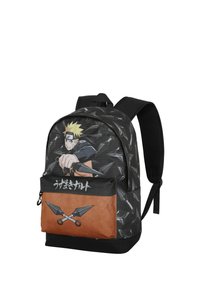 Schwarzer Rucksack mit einem Grafik-Motiv eines Charakters, der Kunai hält, mit einer orangefarbenen unteren Tasche und Messer-Motiven auf dem Hauptteil.