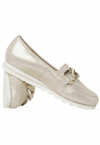 Lys beige loafers med metallisk finish, prydet med en dekorativ guld kædeaccent og hvid gummisål med et tekstureret design.