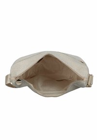 Metalen gouden handtas met een gestructureerd oppervlak, voorzien van een ritssluiting en stofvoering. Het interieur is ruim en ongestructureerd.