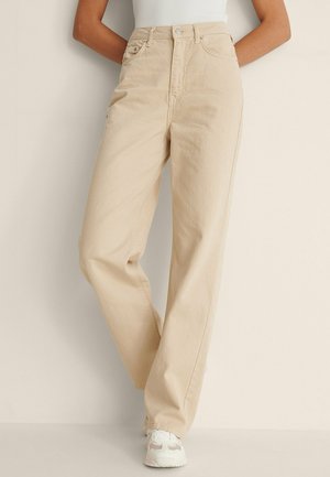 Beige wijde broek van katoen, met een hoge taille, knoopsluiting en voorzakken; gladde textuur en rechte snit.