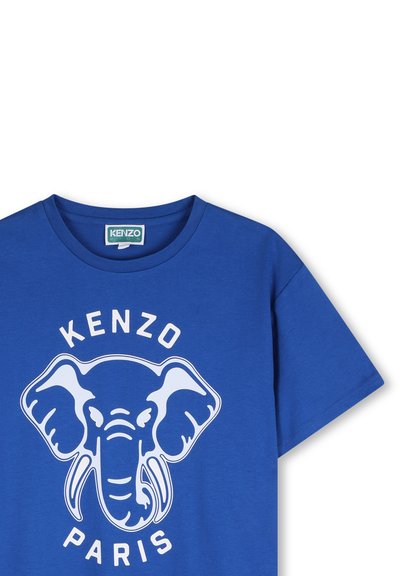Niebieski bawełniany t-shirt z białym nadrukiem słonia i napisem "KENZO PARIS" w pogrubionej, wielkiej czcionce. Okrągły dekolt i krótkie rękawy.