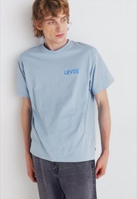 Levi's® VINTAGE FIT GRAPHIC - Marškinėliai su spaudiniu - sunset valley soft chambray