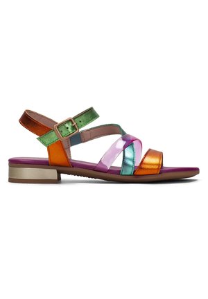 Sandalia multicolor con tiras en verde metálico, naranja y púrpura, con tacón bajo y acentos transparentes.