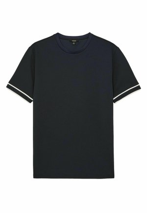 Marineblaues T-Shirt mit Rundhalsausschnitt und kurzen Ärmeln, das an den Bündchen weiße Streifen aufweist, und einem strukturierten Stoff. Einfaches Design und glatte Oberfläche.