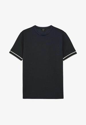 Tengerészkék póló kerek nyakkal, rövid ujjakkal, fehér csíkokkal a mandzsettán, és texturált anyagból készült. Egyszerű dizájn és sima kivitel.