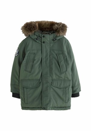 Grön vinterparka med pälsfodrad luva, framknäppning med tryckknappar, sneda bröstfickor, fickor med klaff vid höfterna och en rund tygmärke på vänster ärm.