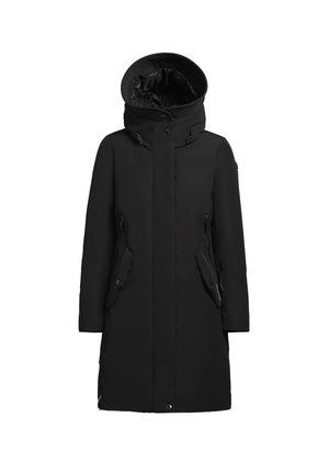 Parka negra con cuello alto y gran capucha, que cuenta con dos bolsillos laterales, textura suave y cremallera frontal con botones a presión.