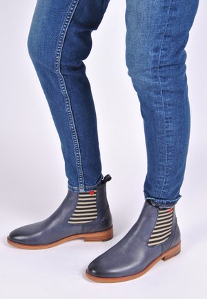 CHELSEA BOOT SUVI MIT STREIFEN UND HERZCHEN - Boots à talons - blau