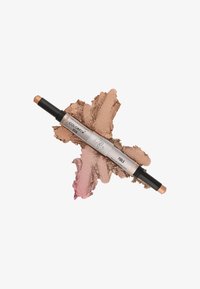 Stick colorato a doppia estremità, con una tonalità dorata metallica e una tonalità rosata, dalla texture liscia e dal design cilindrico, su uno spruzzo di pigmenti cremosi.