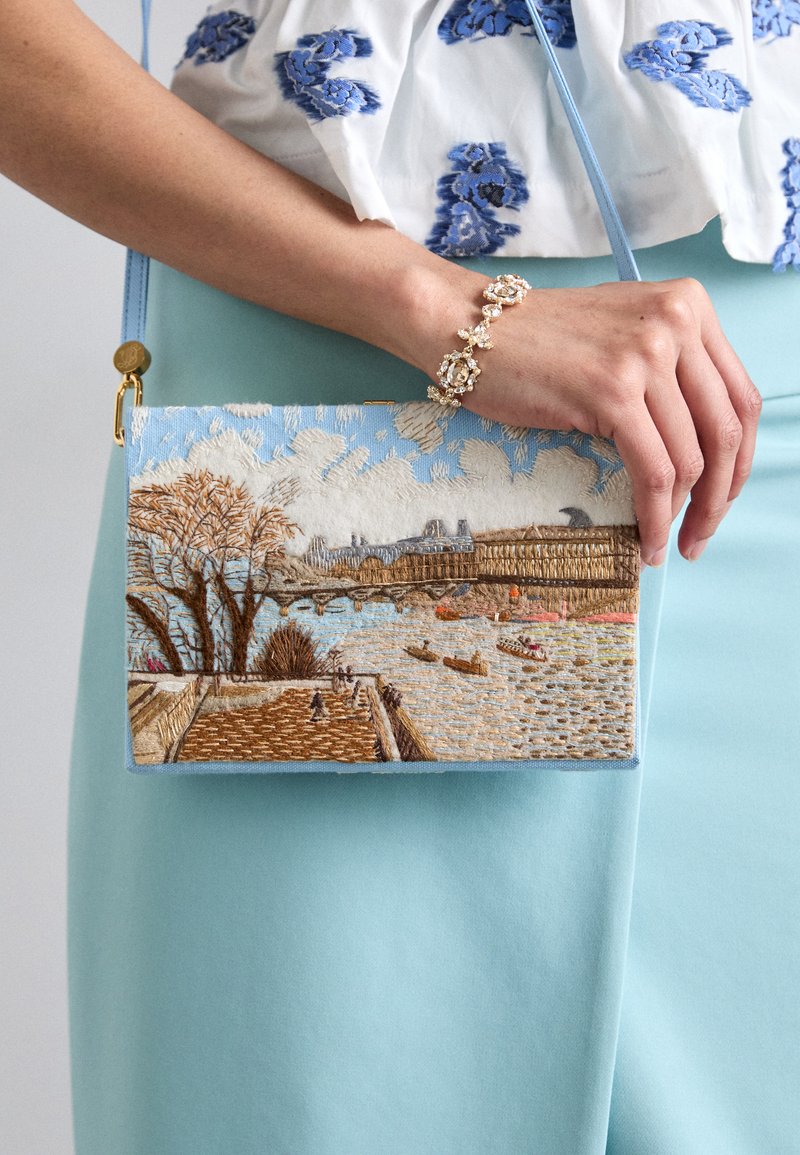 Olympia Le-Tan BOOK THE LOUVRE FROM THE PONT NEUF STRAPPED - Pochette - mer bio