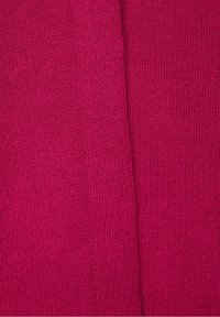 Pletená látka v jasně fialové barvě, s hladkým povrchem a žebrovaným vzorem. Dvě části spojené ve středu vytvářejí ohyb.