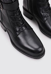 Sandra Fontán VERGES - Lace-up ankle boots - black