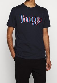 HUGO Triko s potiskem - dark blue