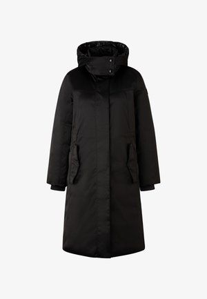 Černý zateplený kabát s vysokým límcem, předním zapínáním na knoflíky a dvěma bočními kapsami. Obsahuje žebrované manžety a lesklou podšívku.