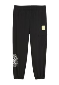 Pantalones cargo negros con cintura elástica y un bolsillo lateral, que presentan un logotipo gráfico blanco en la parte inferior de la pierna y una pequeña etiqueta de marca amarilla.