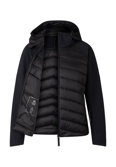 Černá péřová bunda s hladkým vnějším povrchem a prošívaným vnitřkem. Obsahuje kapuci, dvojici zipových kapes a štítek uvnitř.