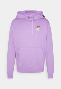 Lavendelfärgad Nike-hoodie med framficka, justerbar dragsko i huvan och tre små flerfärgade Nike-logotyper på bröstet och fickan.