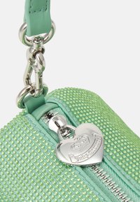 Sac vert texturé avec fermeture éclair argentée en forme de cœur gravée "Juicy Couture" et attachée à un fermoir chaîne argenté.