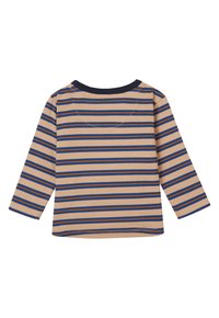 Beige longsleeve shirt met horizontale strepen in marineblauw, blauw en oranje. Heeft een ronde hals en een zachte, gladde stoftextuur.