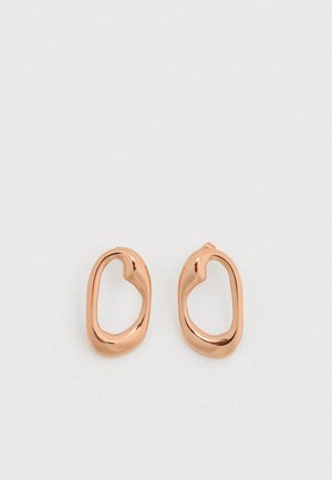 Coppia di orecchini a cerchio ovali irregolari in oro rosa lucido con bordi lisci e curvi su sfondo bianco semplice.