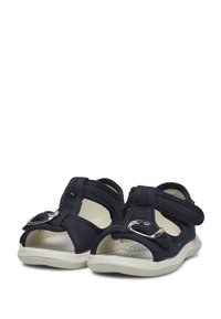 Námořnické modré textilní sandály s otevřenými prsty, nastavitelnými popruhy a jednou kovovou sponou. Texturovaná stélka a světlá gumová podrážka.