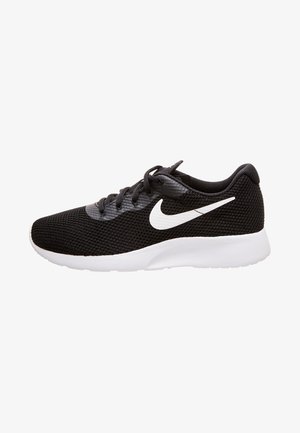 Chaussure de running Nike noire avec logo swoosh blanc, lacets noirs, tige en mesh respirant et semelle blanche épaisse.