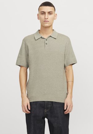 Camisa polo de manga corta en verde claro, de tejido de punto texturizado con cuello con solapas, tapeta de dos botones y dobladillo acanalado. Corte casual.