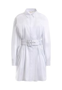 Abito camicia bianco con colletto, maniche lunghe e una cintura larga con fibbia rettangolare. Tessuto liscio con dettagli plissettati.