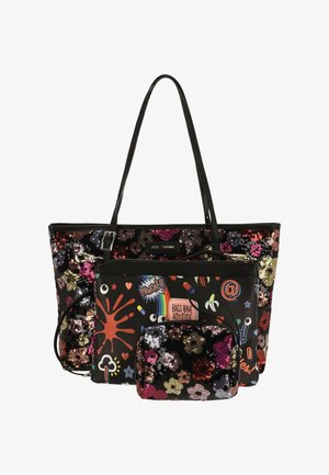 Bolso tote negro con patrón floral de lentejuelas multicolor y acentos gráficos. Cuenta con un estuche más pequeño desmontable. Asa doble para llevar.