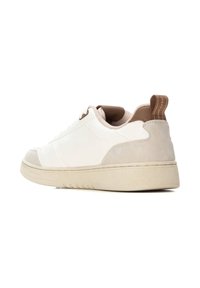 Sneaker bianche con dettagli in suede beige e una superficie testurizzata, dotate di suola in gomma e di una linguetta posteriore con marchio.