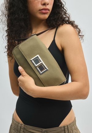Stradivarius, COMPACT SHOULDER BAG WITH METAL CLASP - Sac à main - khaki